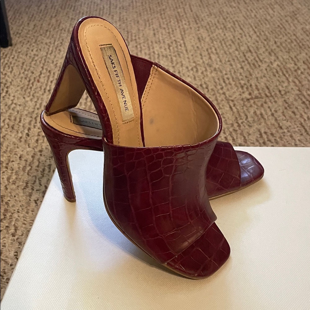 Saks Fifth Avenue burgundy Croc-Embossed peep toe slide, sz6,5